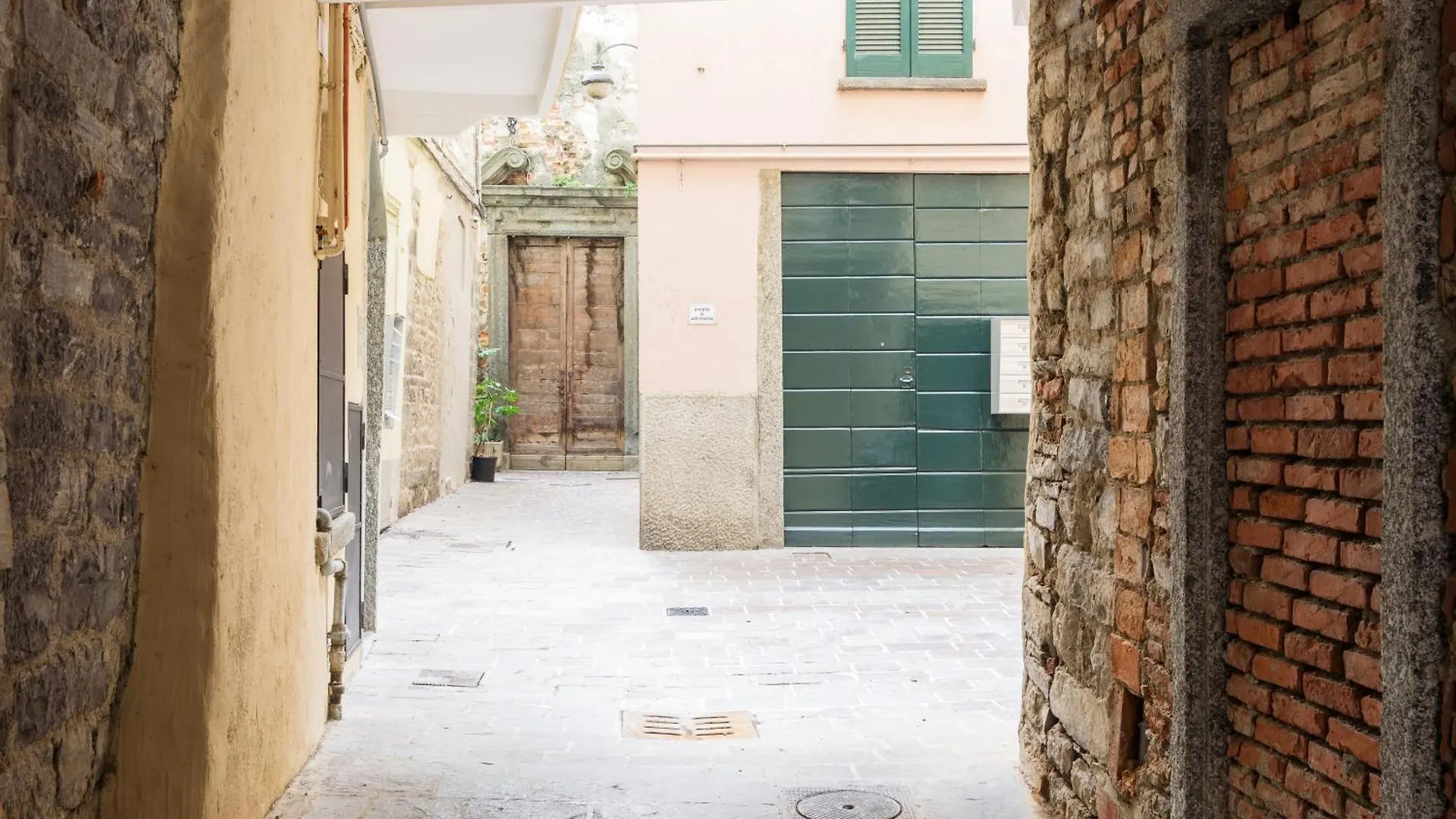 Duomo Luxury Suite - House Of Travelers Como 0*,  Italië